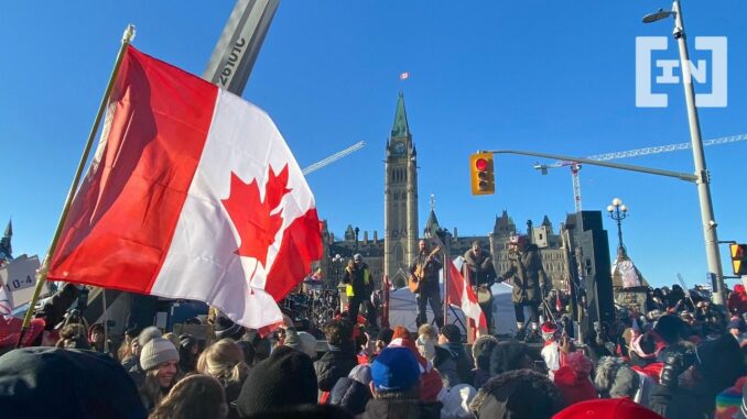 Canadians Withdraw Money from Banks in Astonishing Numbers