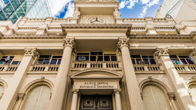 Banco Central de Argentina prohíbe a bancos ofrecer servicios con criptomonedas