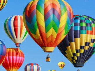 Bitcoin and Stocks Drop; Analysts See Risk of Further Downside