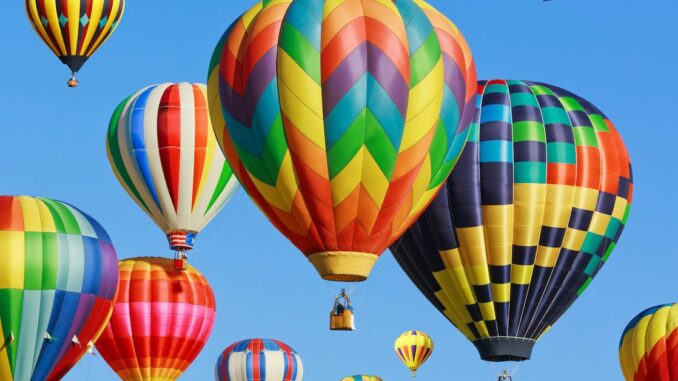 Bitcoin and Stocks Drop; Analysts See Risk of Further Downside