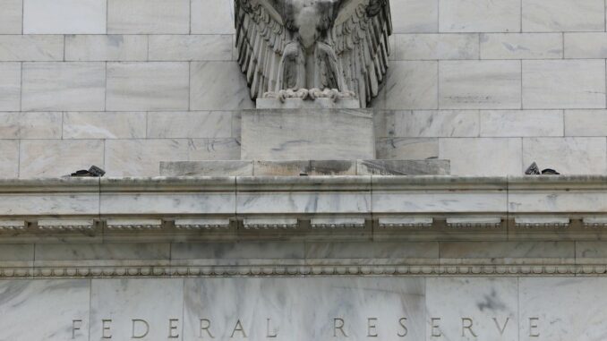 Bitcoin y ether caen mientras analistas temen un ajuste monetario de la Fed para 2023