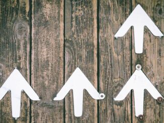 Bitcoin Regains $28K Amid Mildly Encouraging Tech Earnings, Liquidation of Short Positions