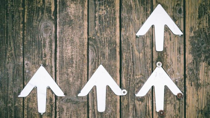 Bitcoin Regains $28K Amid Mildly Encouraging Tech Earnings, Liquidation of Short Positions