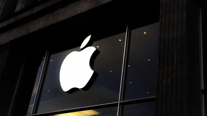 Virtual Reality Tokens Surge 8% as Traders Await Apple's VR Headset Release