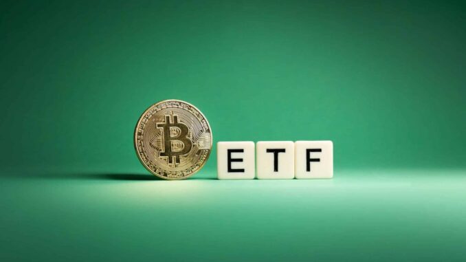 Bitcoin Spot ETF Exodus Continues: $900 Million Outflows Extend Losing Streak